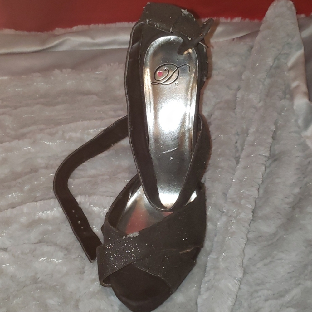 Heals - Picture 2 of 4